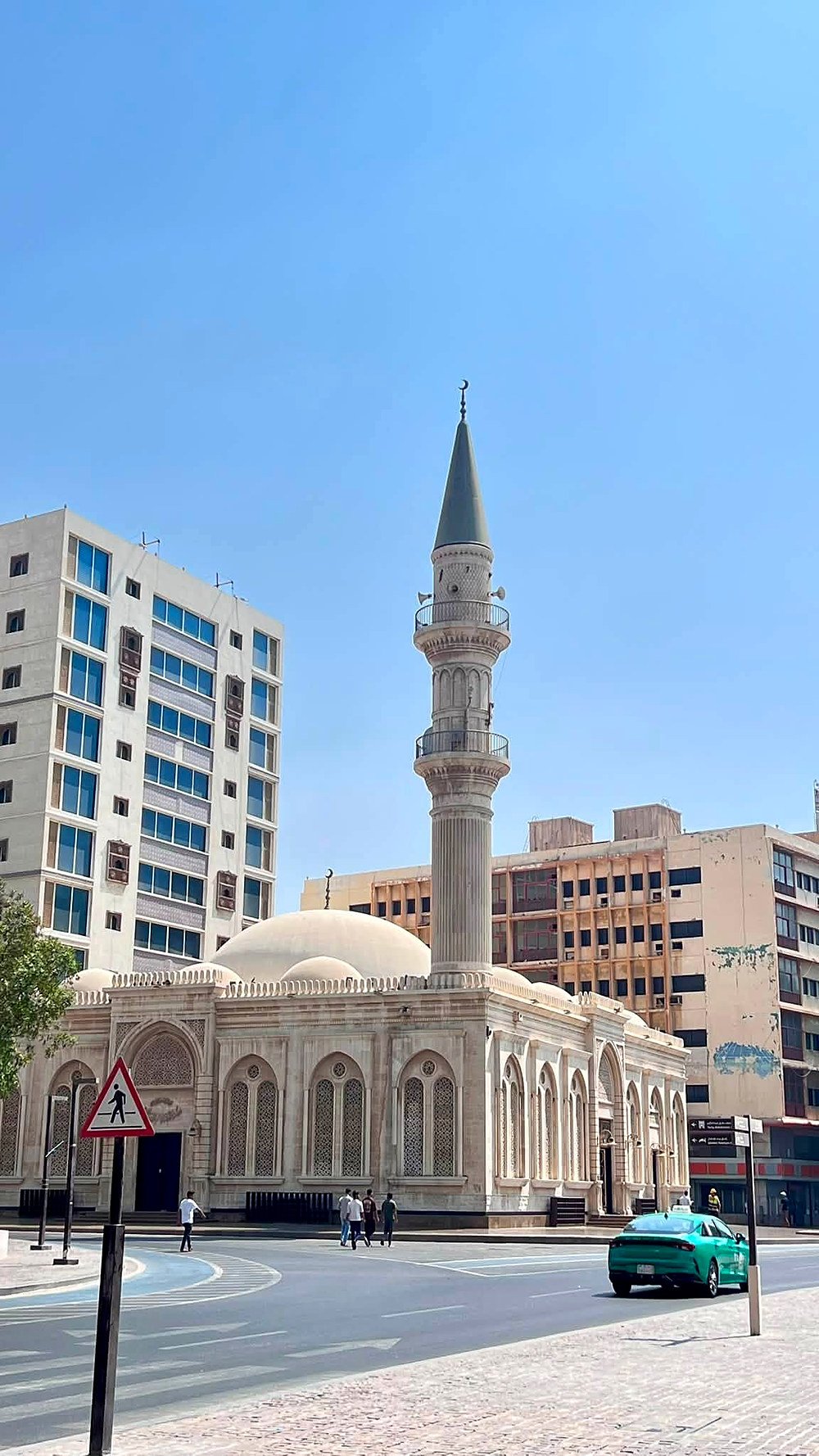 Mesquita de pedra clara com minarete alto no centro de Jeddah