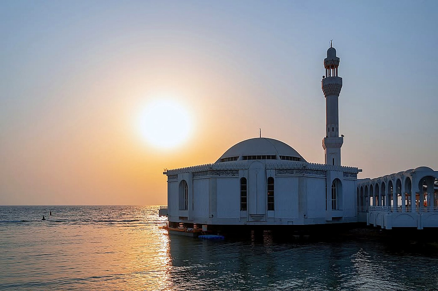 Mesquita Flutuante Al Rahma sobre o Mar Vermelho ao pôr do sol