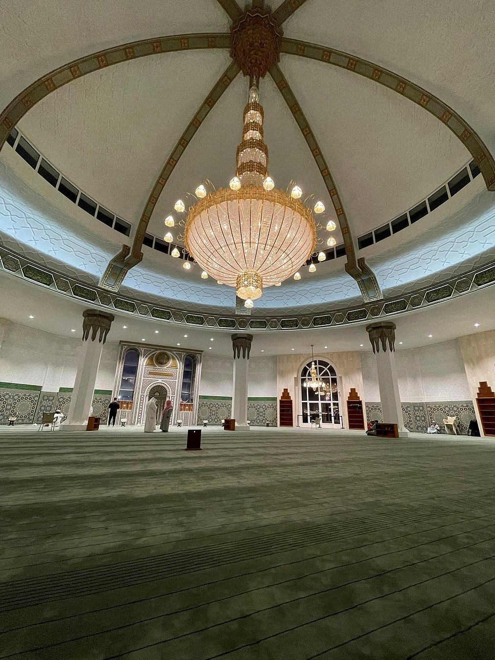 Salão de oração de mesquita em Jeddah com grande lustre dourado sob a cúpula