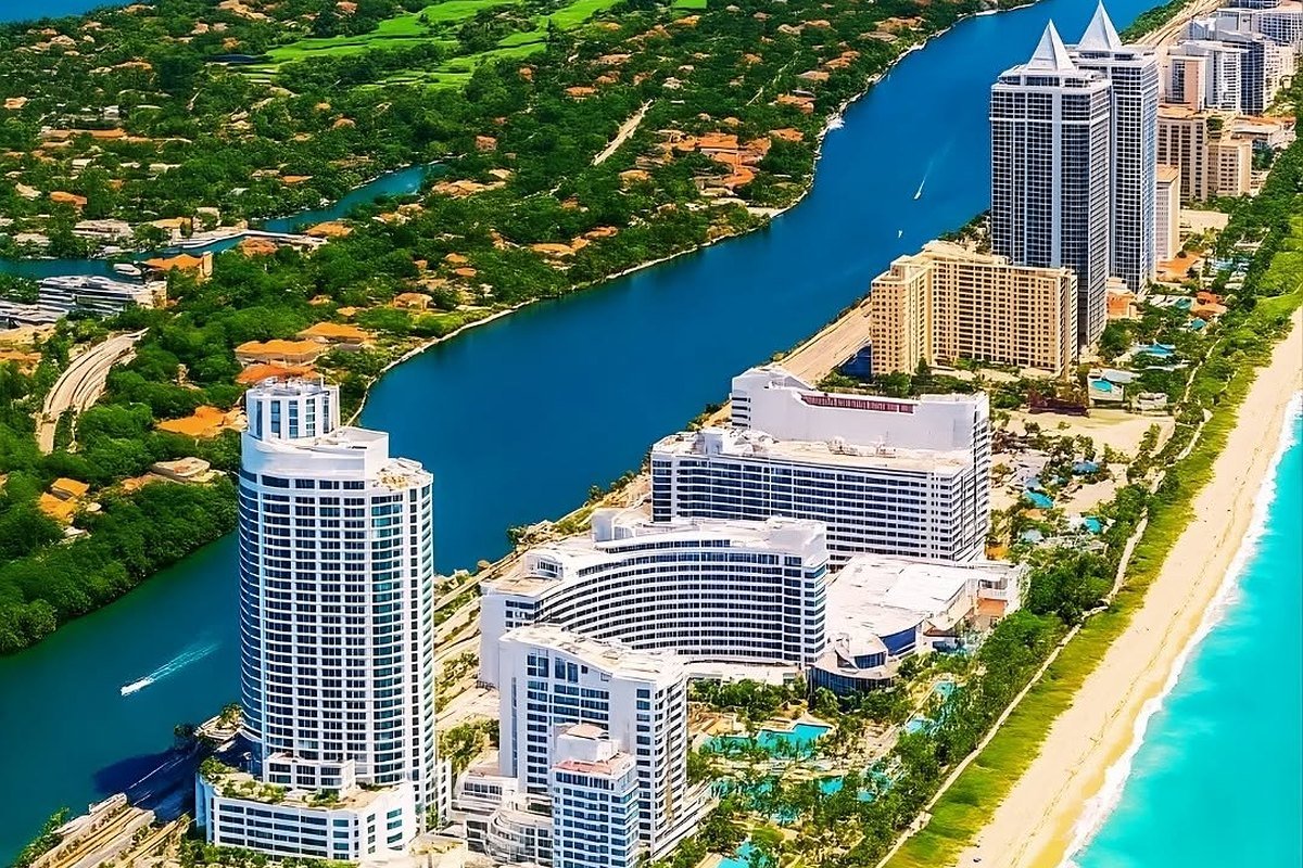 Vista aérea de Miami Beach, com hotéis à beira-mar