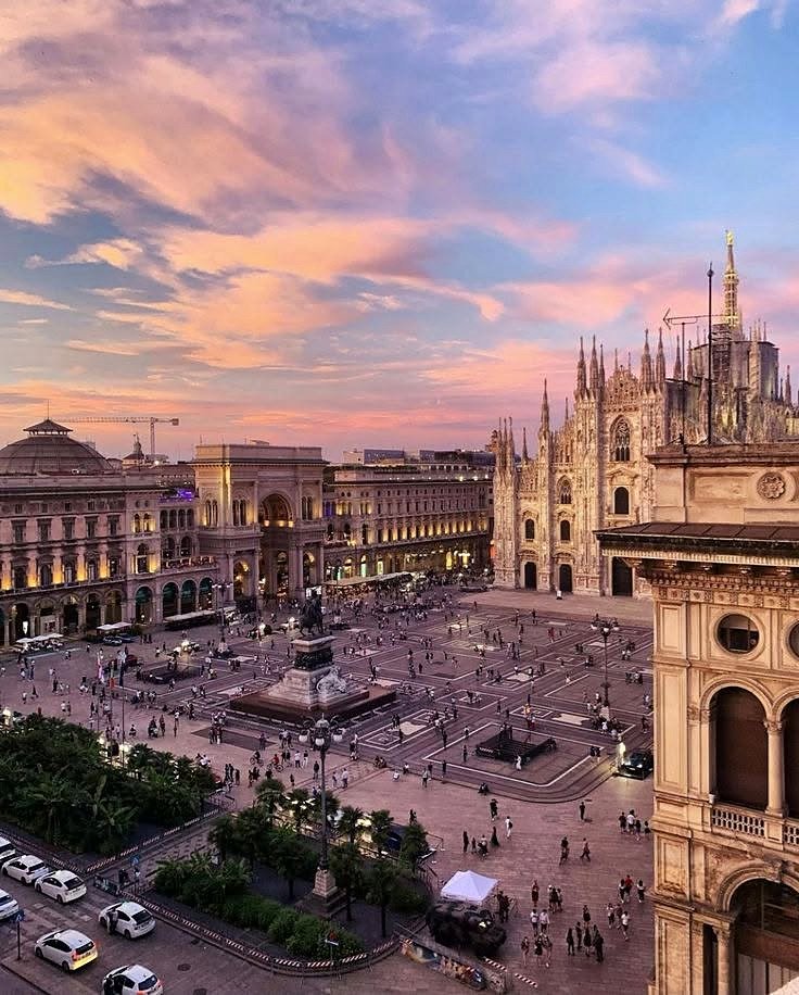 Vista aérea da Piazza del Duomo com a Galleria Vittorio Emanuele II e a catedral ao entardecer