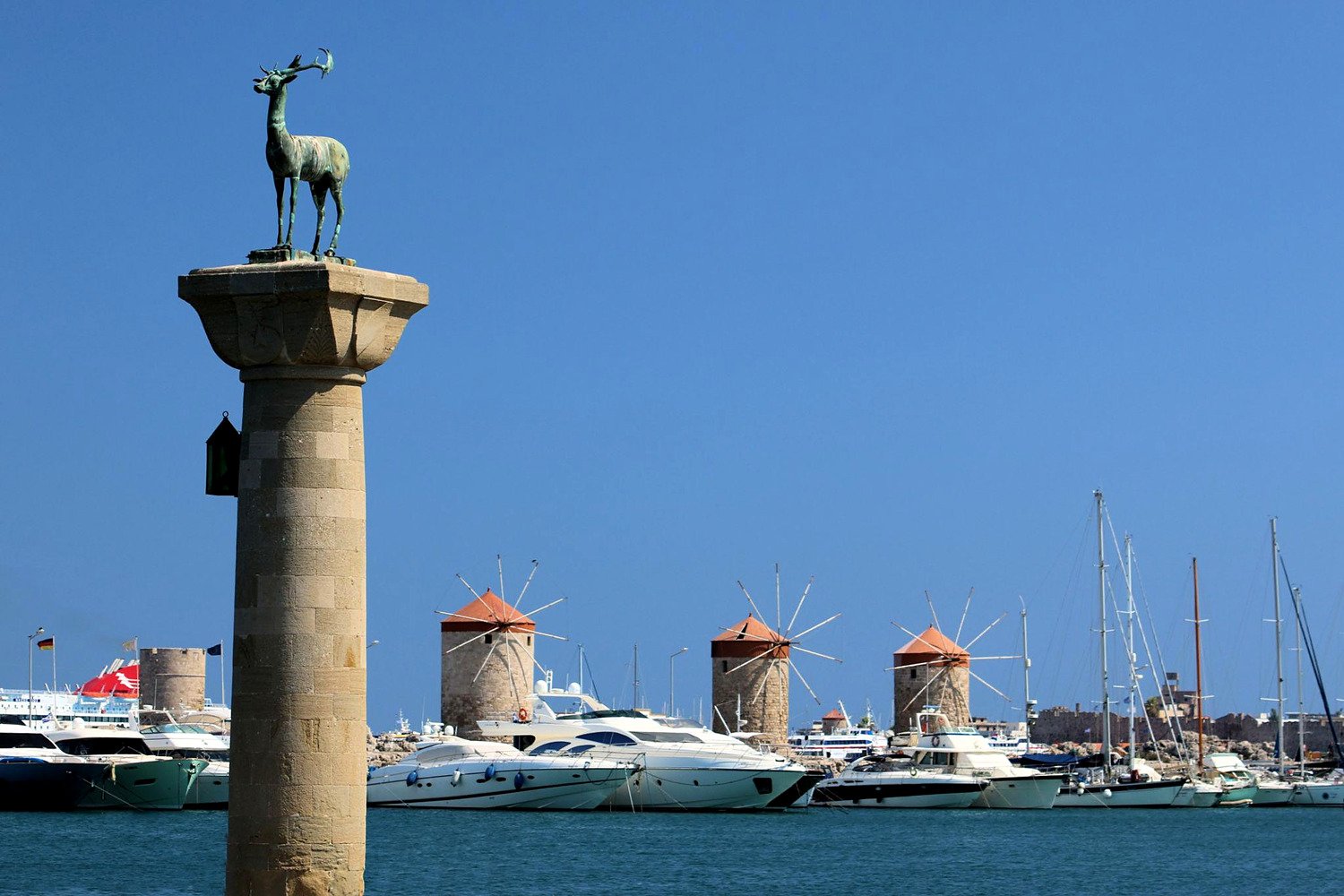 Coluna do cervo e os moinhos de vento medievais do porto de Mandraki, em Rodes