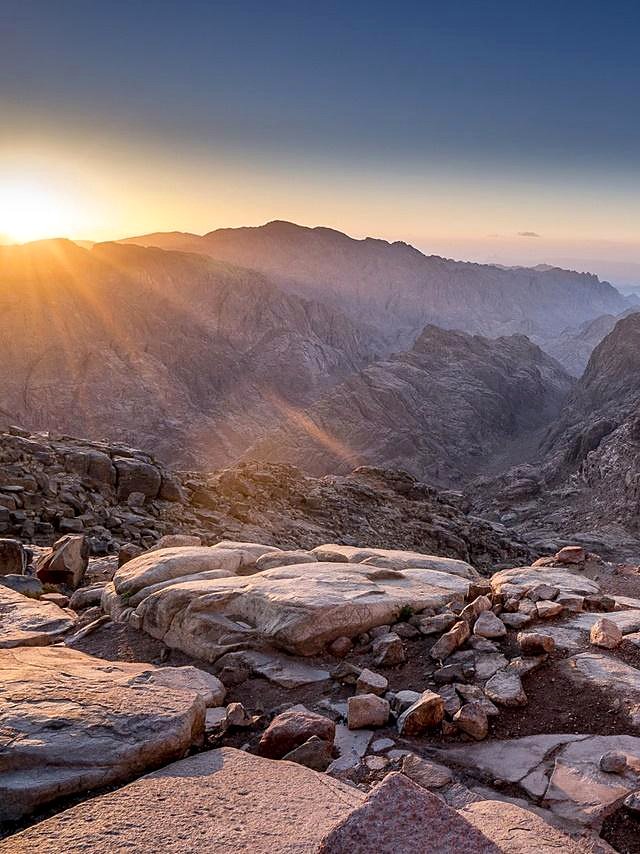Nascer do sol visto do topo do Monte Sinai, com as montanhas do deserto ao redor