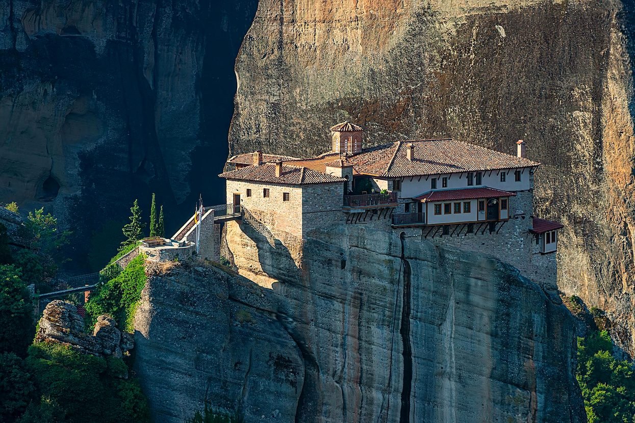 Convento de Roussanou construído na beira do rochedo em Meteora, Grécia, com a ponte de acesso