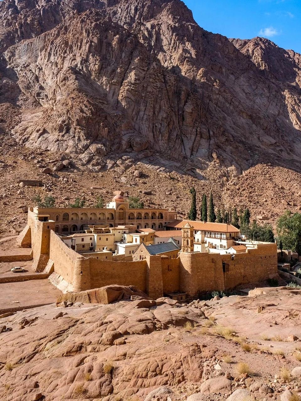 Muralhas e construções do Mosteiro de Santa Catarina ao pé das montanhas do Sinai