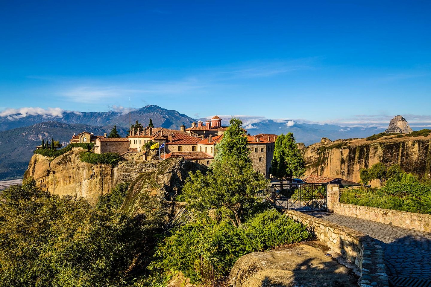 Mosteiro de Santo Estêvão em Meteora, Grécia, com o portão e o caminho de acesso sem escadas