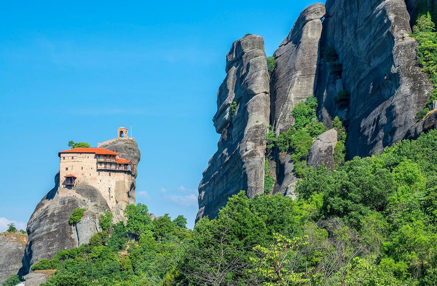 Mosteiro de São Nicolau Anapafsas em um pilar estreito de rocha em Meteora, Grécia