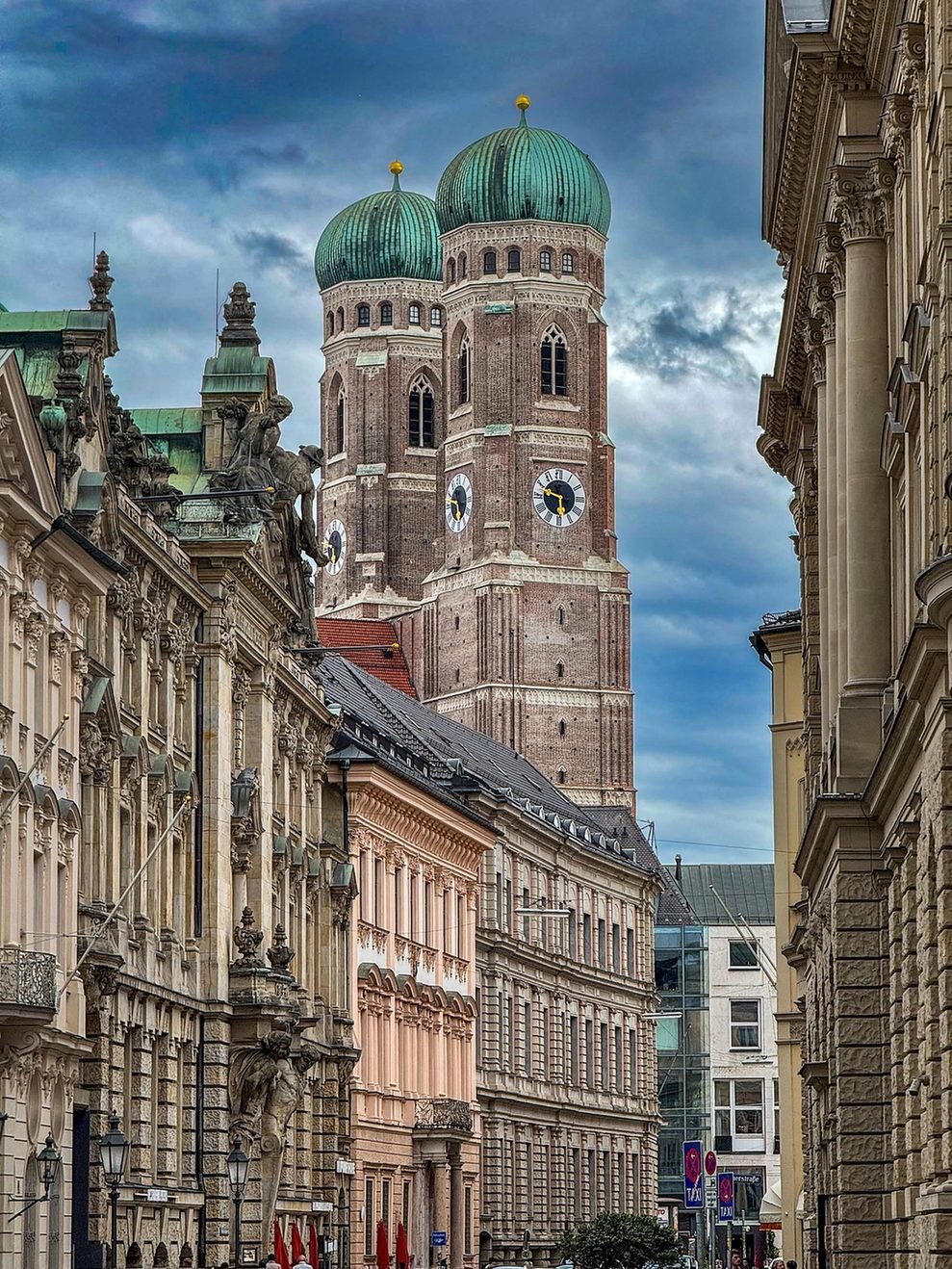 Torres da Frauenkirche com cúpulas verdes em Munique