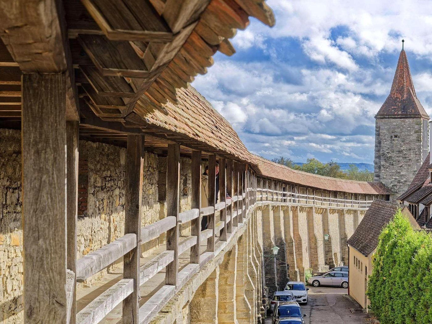 Muralha medieval de Rothenburg ob der Tauber com passarela coberta de madeira, arcos de pedra e torre de vigia