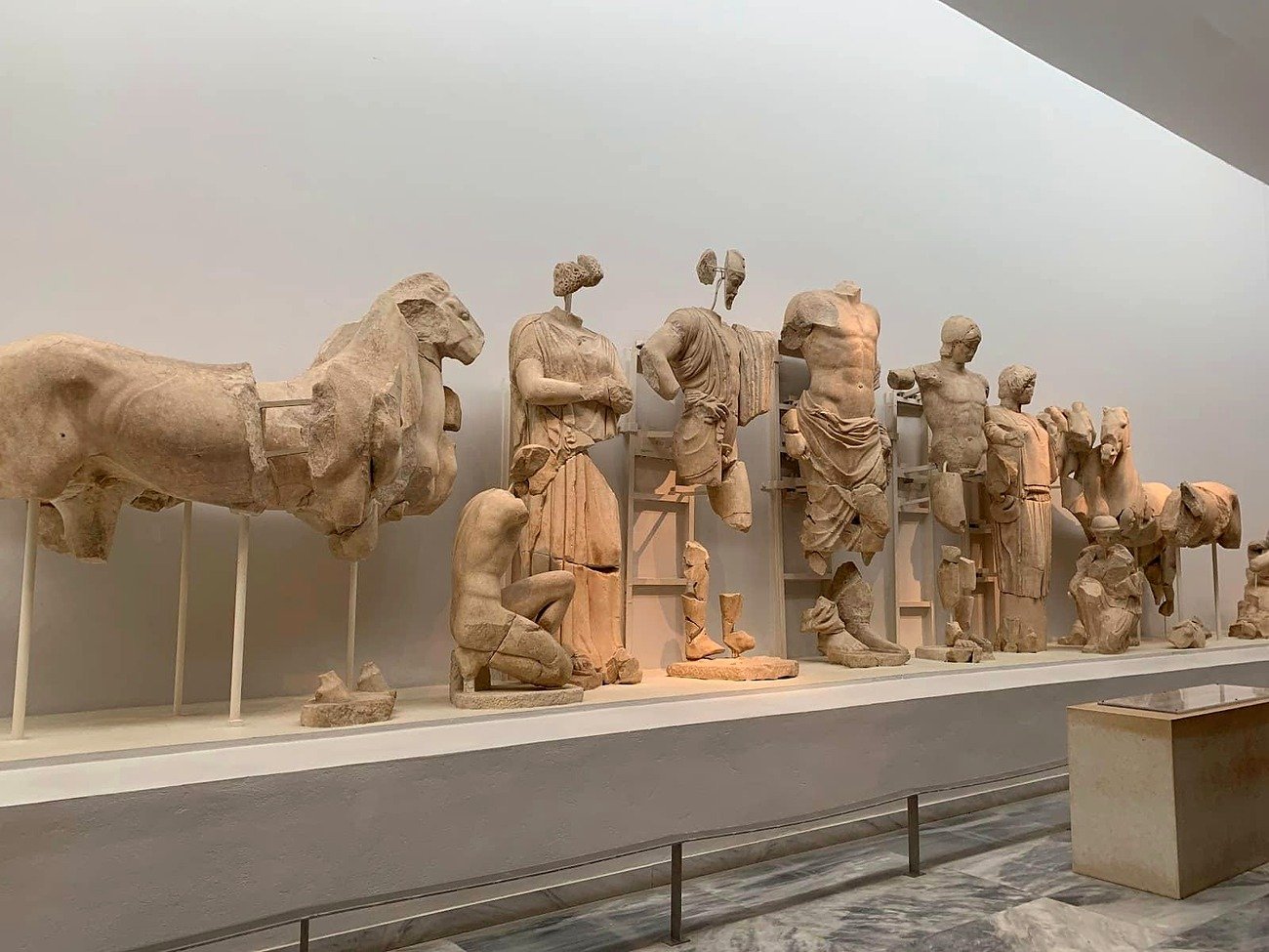 Esculturas do front&atilde;o oeste do Templo de Zeus expostas no Museu Arqueol&oacute;gico de Ol&iacute;mpia