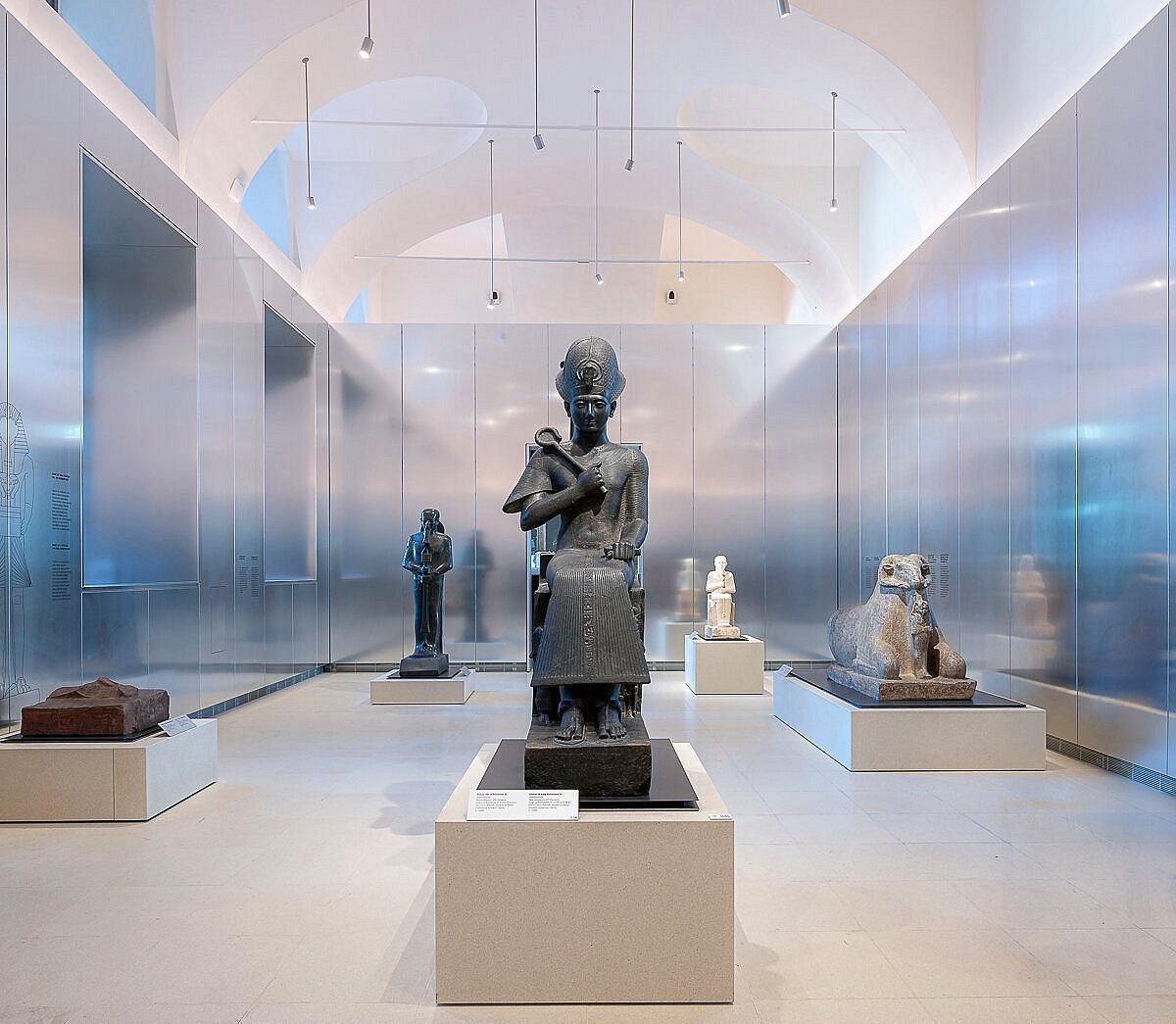 Est&aacute;tua de Rams&eacute;s II e esculturas eg&iacute;pcias em sala do Museu Eg&iacute;pcio de Turim