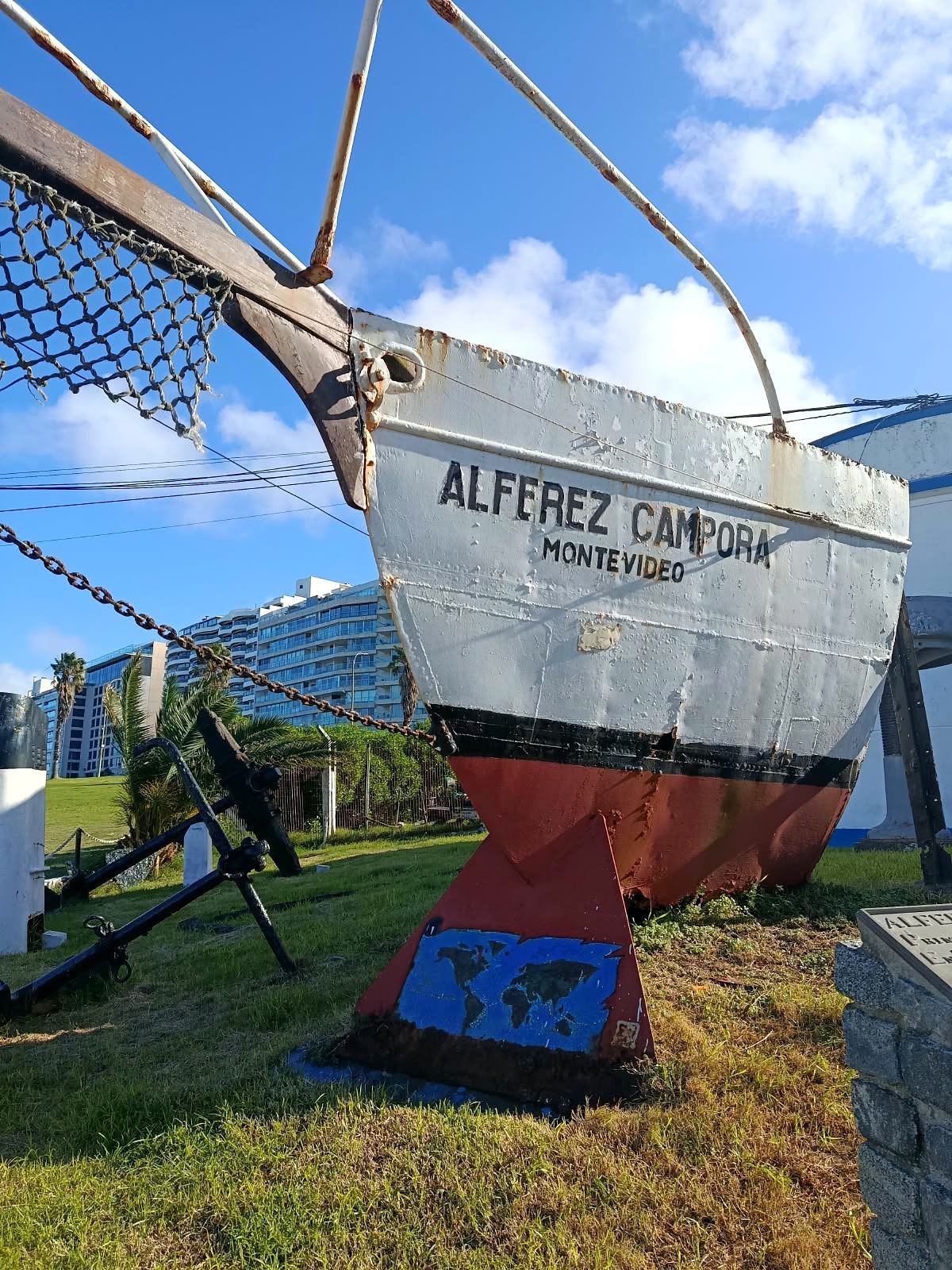 Proa do barco Alférez Campora exposta no Museu Naval de Montevidéu