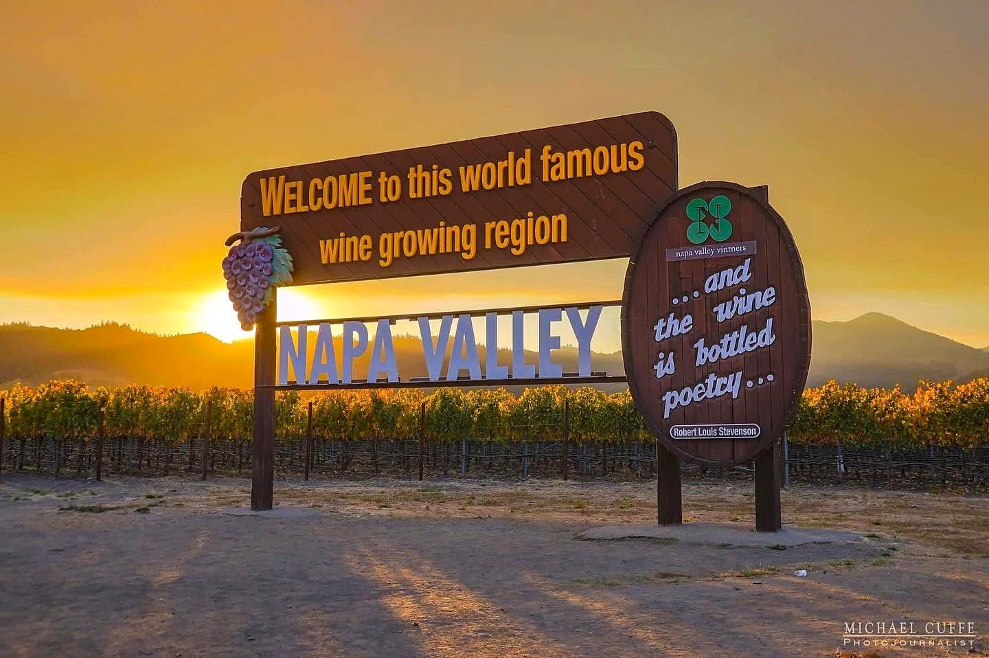 Placa de boas-vindas de Napa Valley ao pôr do sol
