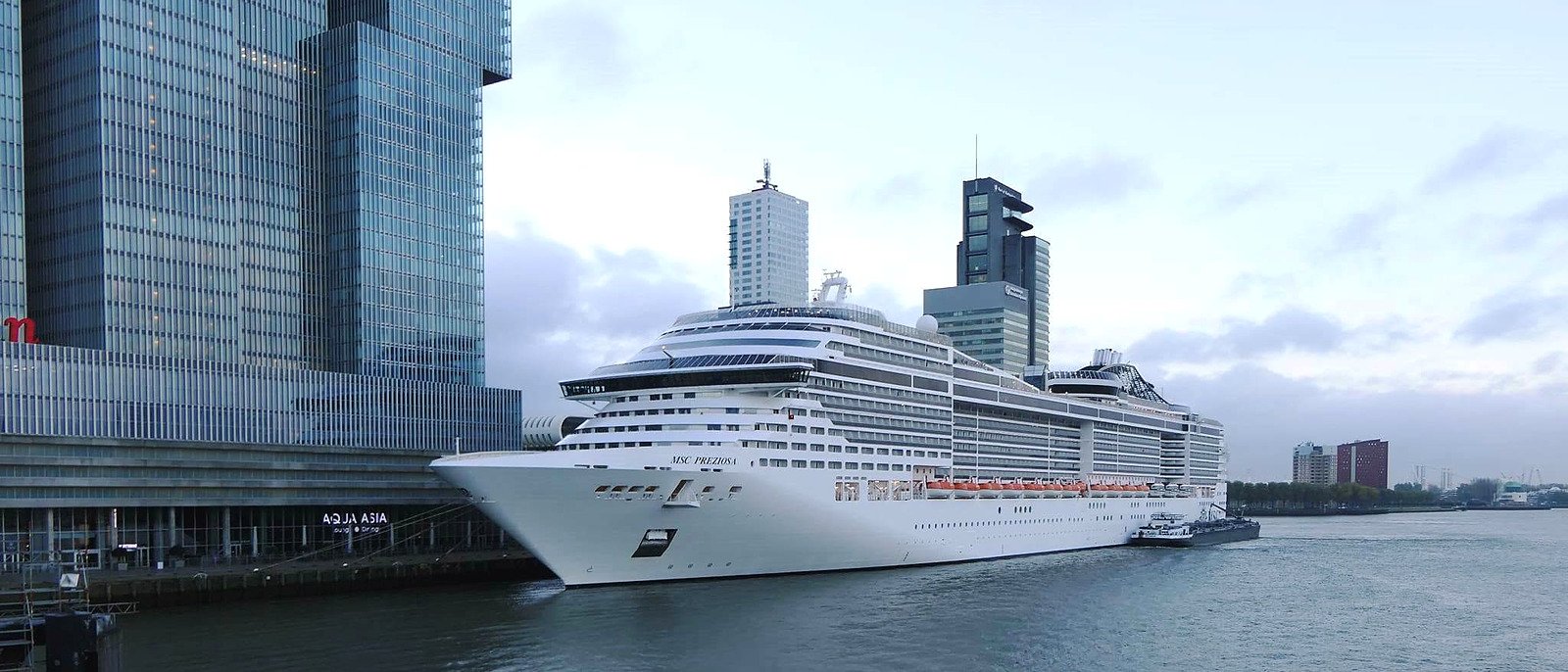 Navio de cruzeiro atracado no Cruise Terminal Rotterdam, ao lado do edifício De Rotterdam