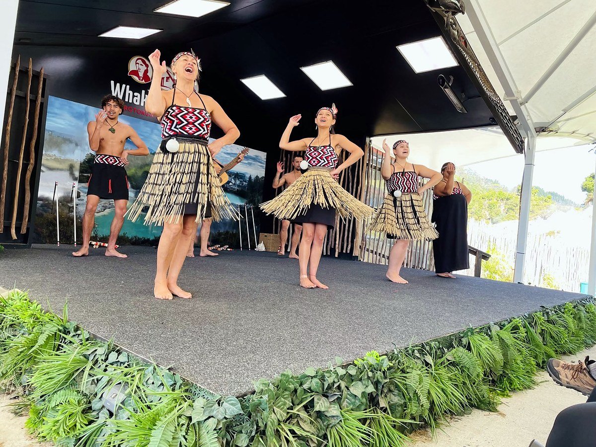 Apresentação de dança tradicional maori em Rotorua, Nova Zelândia