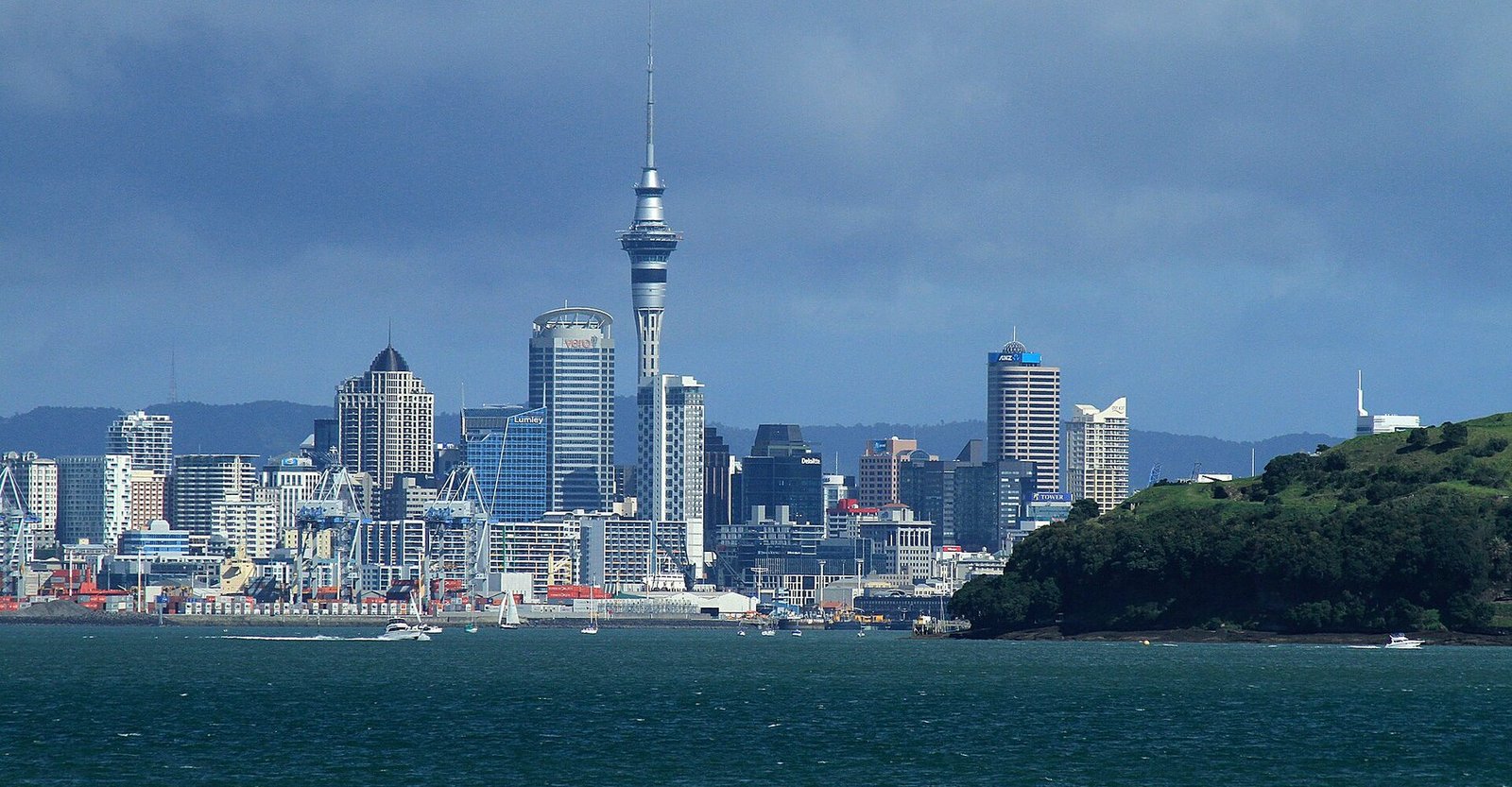 Skyline de Auckland com a Sky Tower vista do mar, Nova Zelândia