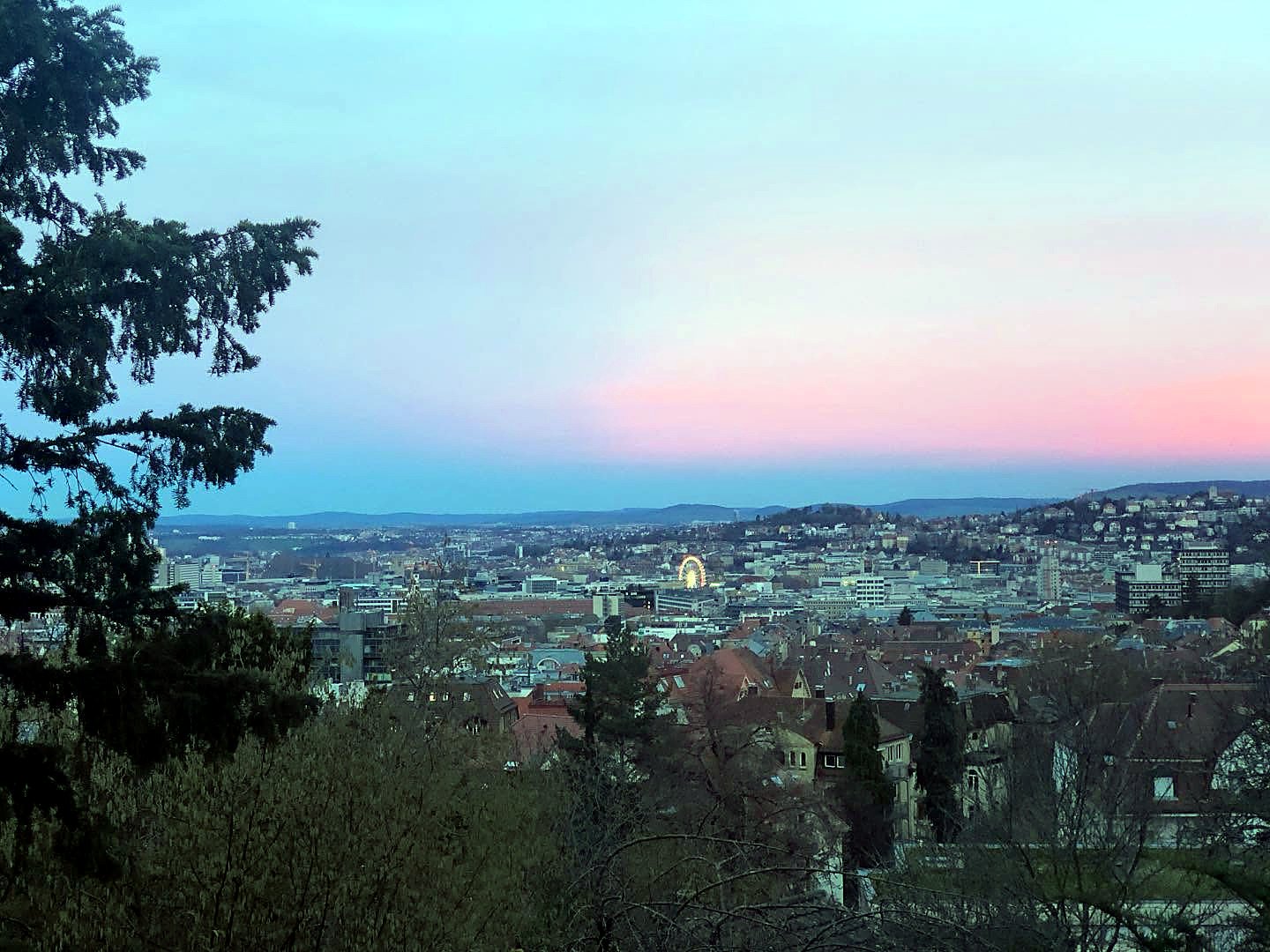 Entardecer rosado sobre Stuttgart visto de um mirante nas colinas
