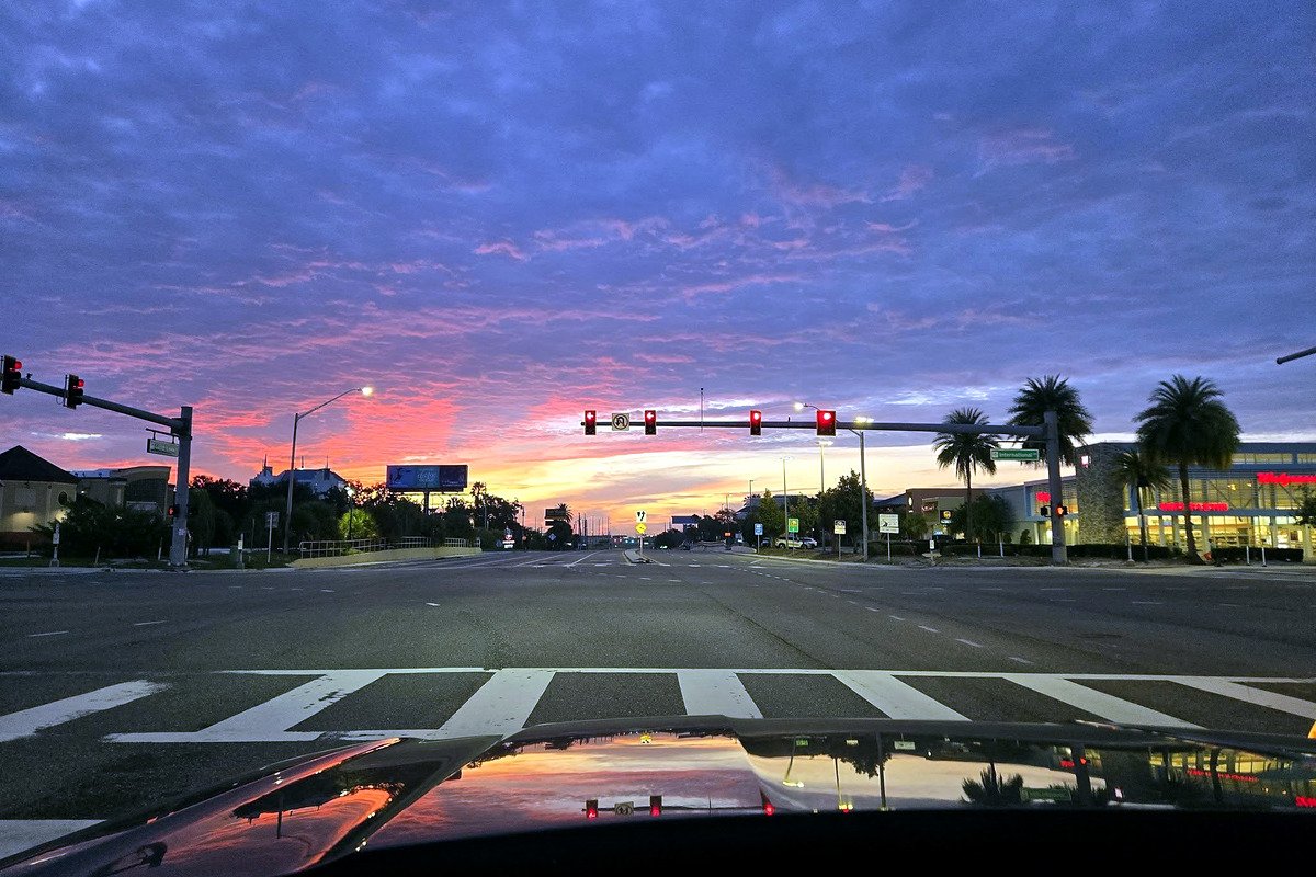 International Drive, em Orlando, ao amanhecer