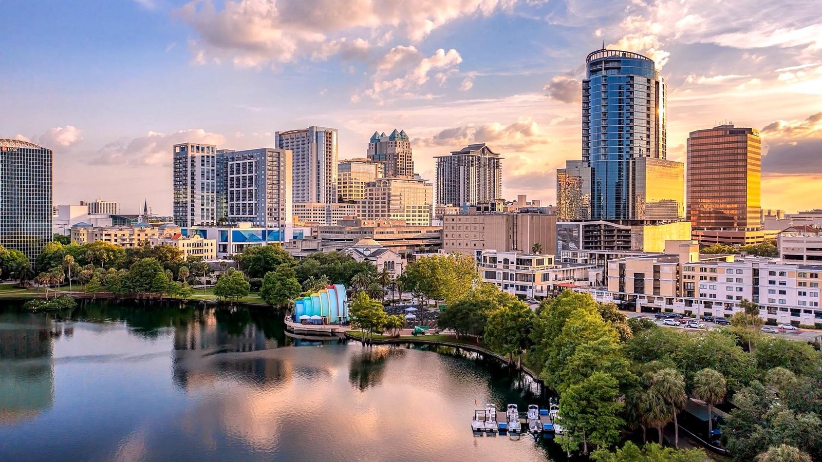 Skyline de Orlando ao entardecer, com o Lago Eola