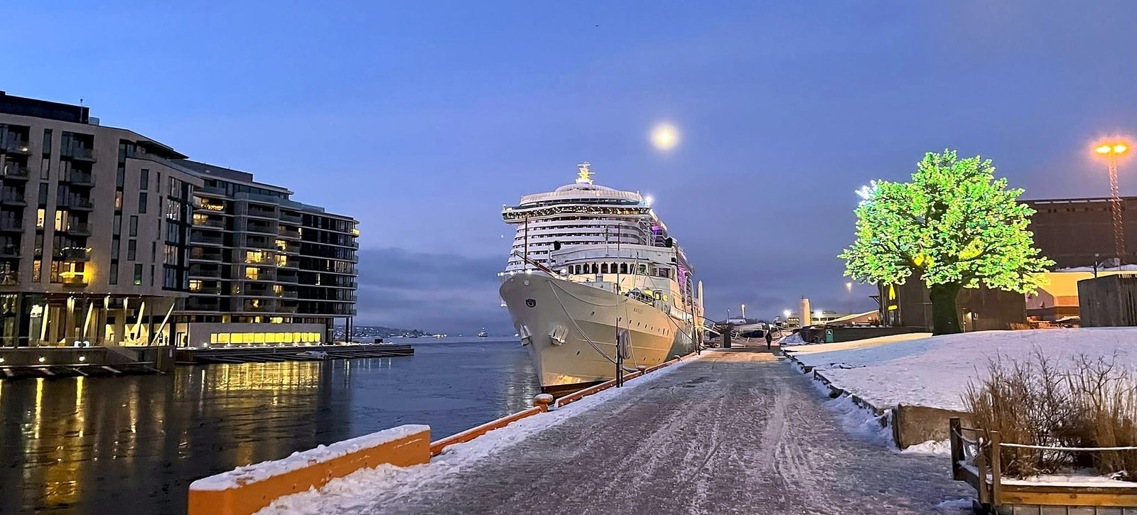 Navio de cruzeiro no porto de Oslo no inverno
