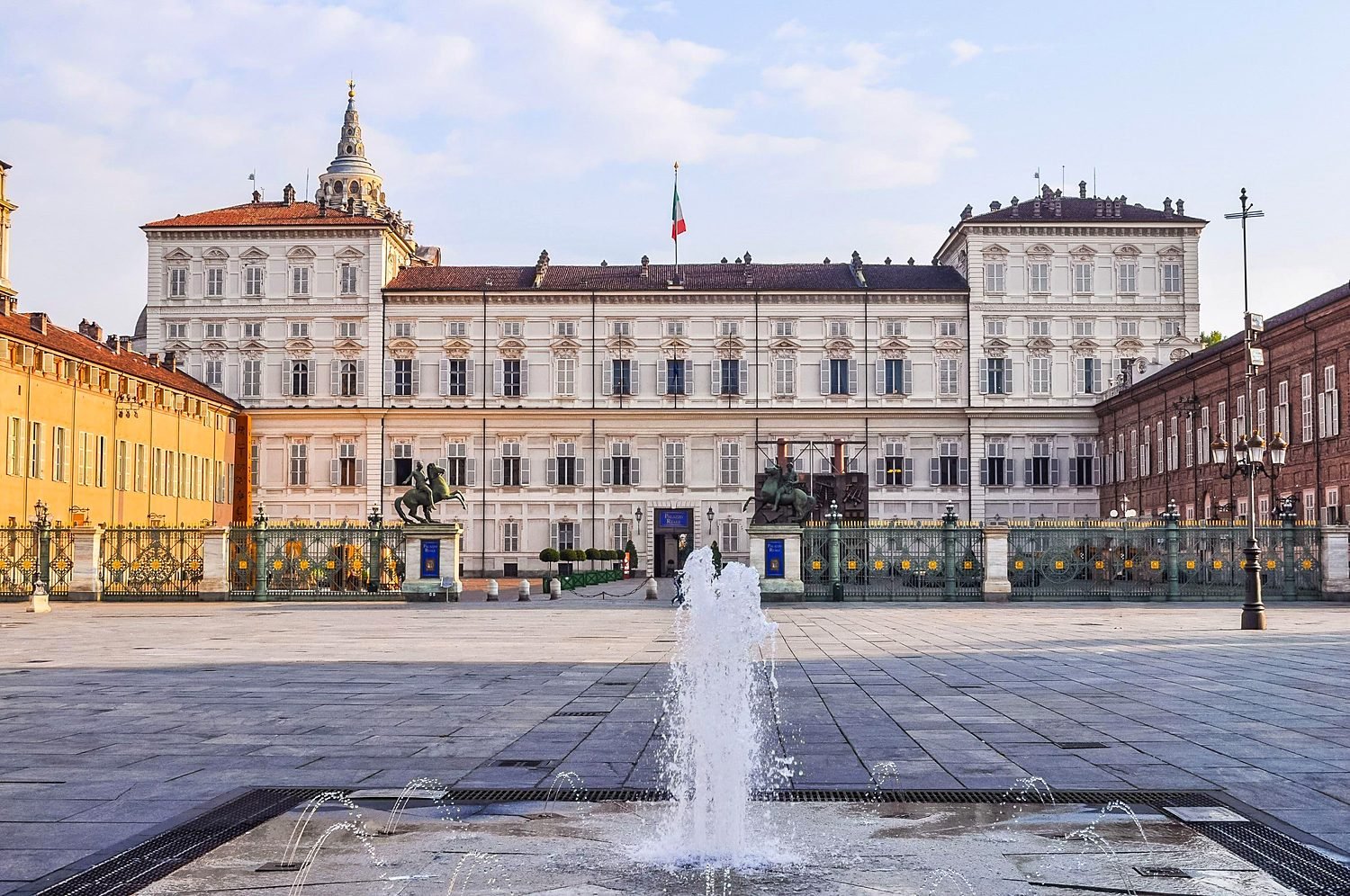 Pal&aacute;cio Real de Turim com a fonte da Piazzetta Reale e as est&aacute;tuas dos Di&oacute;scuros