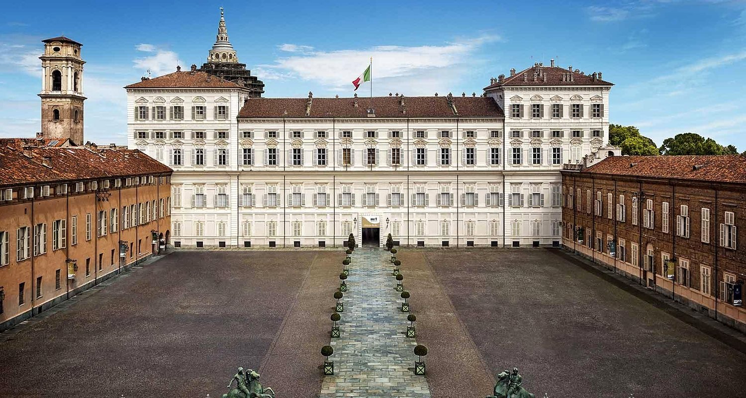 Fachada do Pal&aacute;cio Real de Turim vista do p&aacute;tio de honra