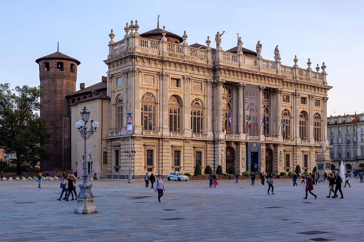 Fachada barroca do Palazzo Madama e torre medieval na Piazza Castello, em Turim
