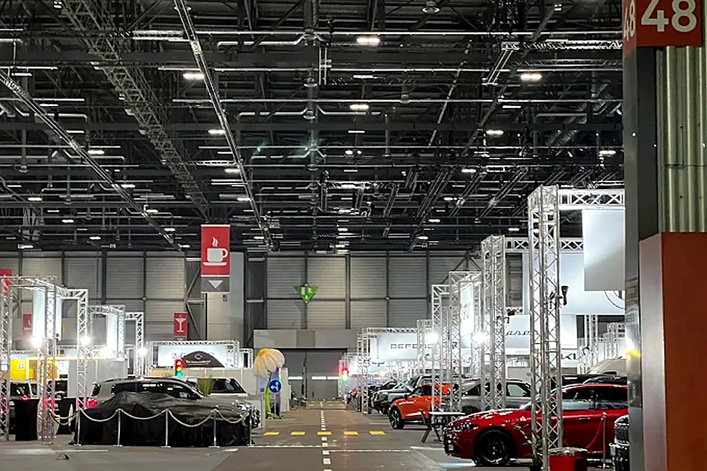 Pavilhão de exposições do Palexpo, em Genebra, montado para uma feira