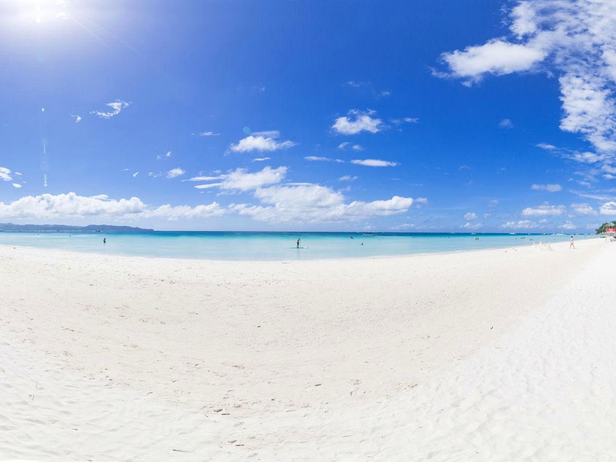 Vista panor&acirc;mica da White Beach de Boracay com areia branca, mar transparente e guarda-s&oacute;is
