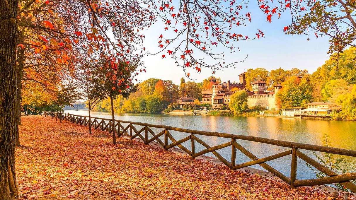 Folhas de outono no Parco del Valentino &agrave; beira do rio P&oacute;, em Turim