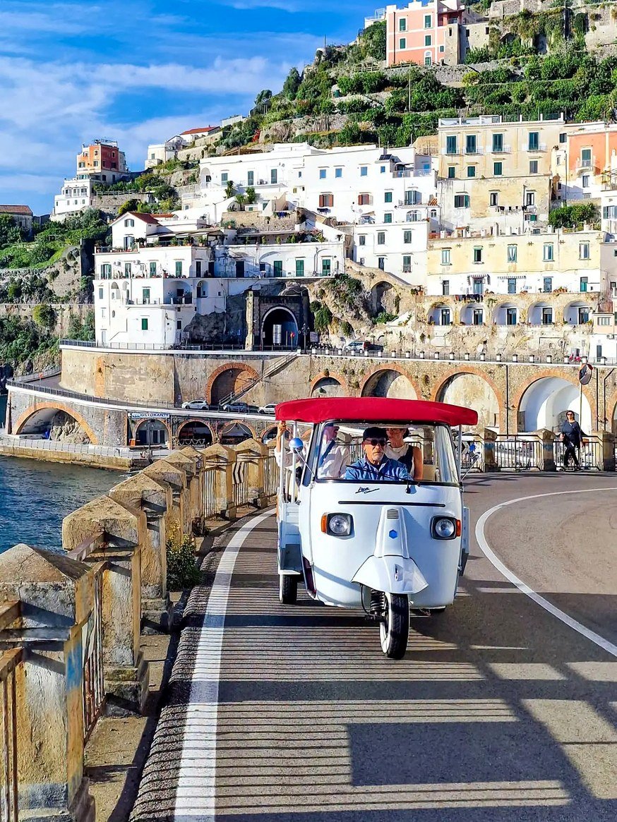 Passeio de tuk-tuk pela estrada costeira entre Amalfi e Atrani