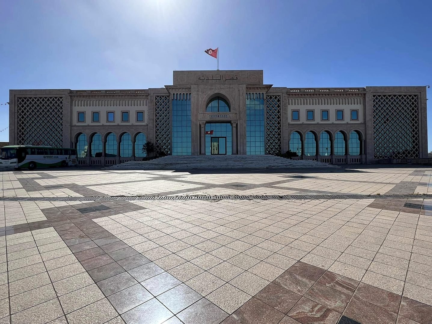 Fachada da Prefeitura de Túnis na Praça da Kasbah