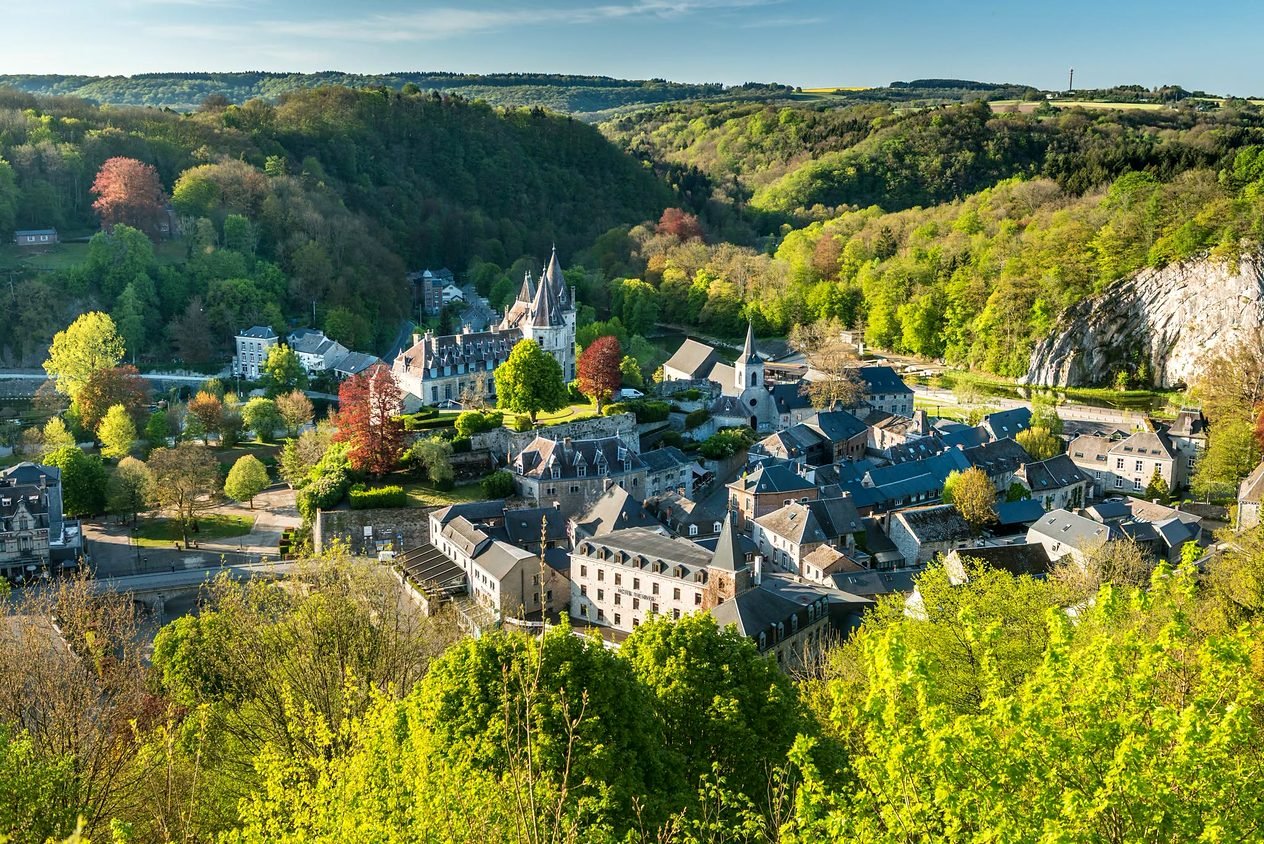 Vilarejo entre colinas verdes, um dos passeios em Luxemburgo