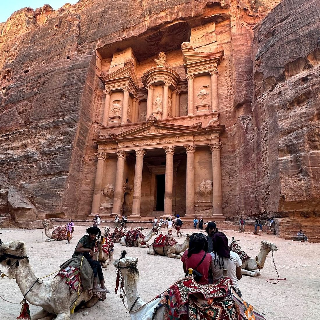 Camelos em frente ao Tesouro, Al-Khazneh, em Petra