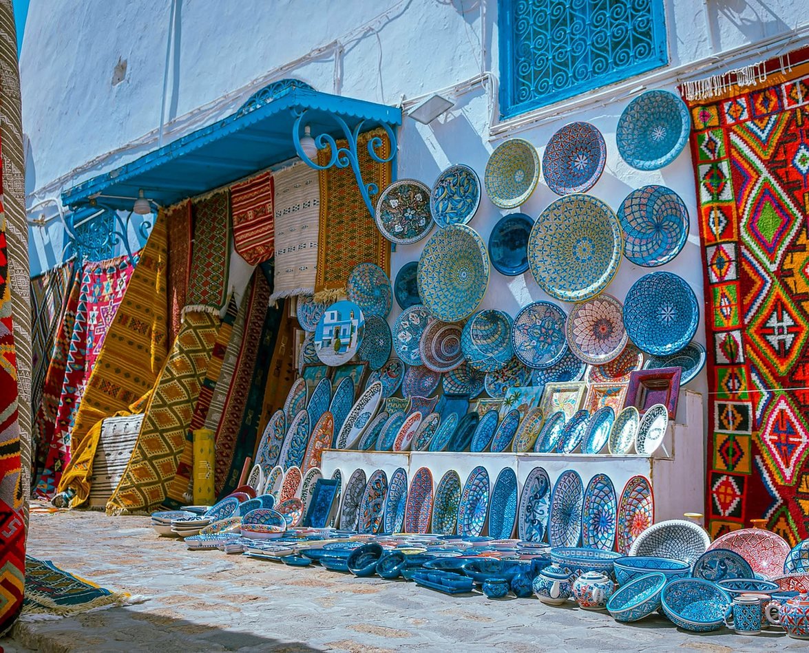 Cerâmicas pintadas à mão e tapetes tunisianos à venda