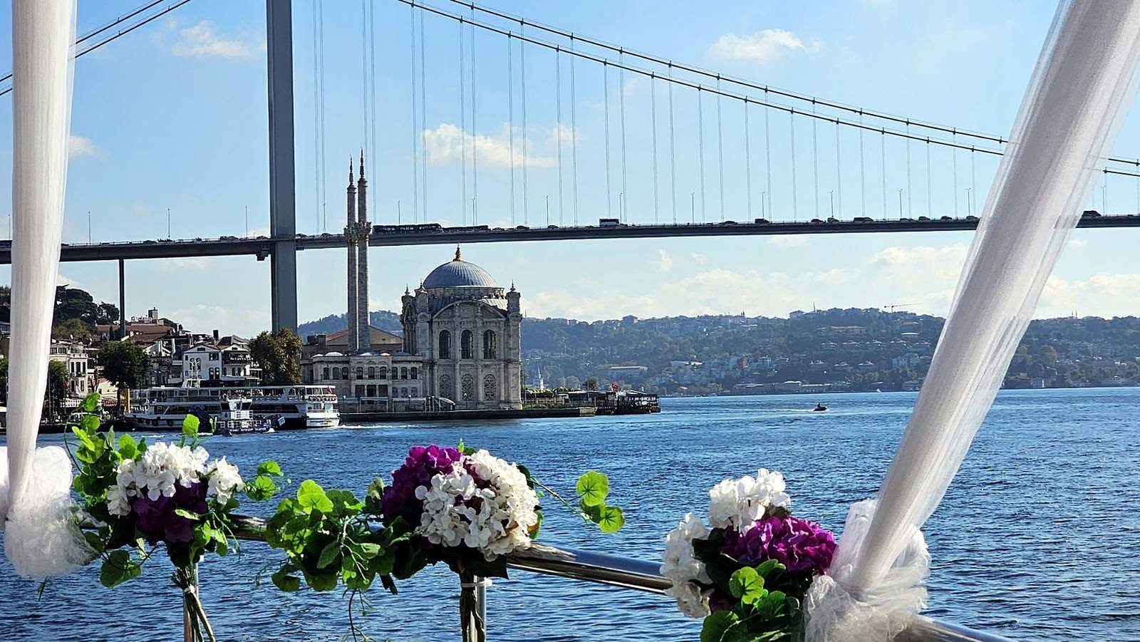 Mesquita de Ortaköy e ponte sobre o Bósforo vistas de um barco em Istambul