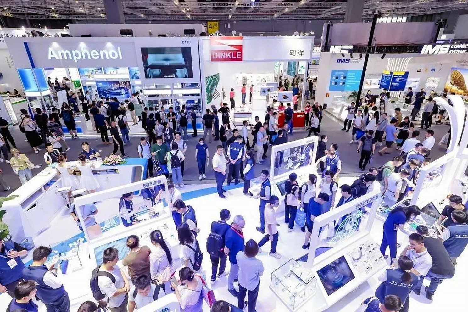 Pavilhão de eletrônicos e tecnologia lotado de compradores em feira na China