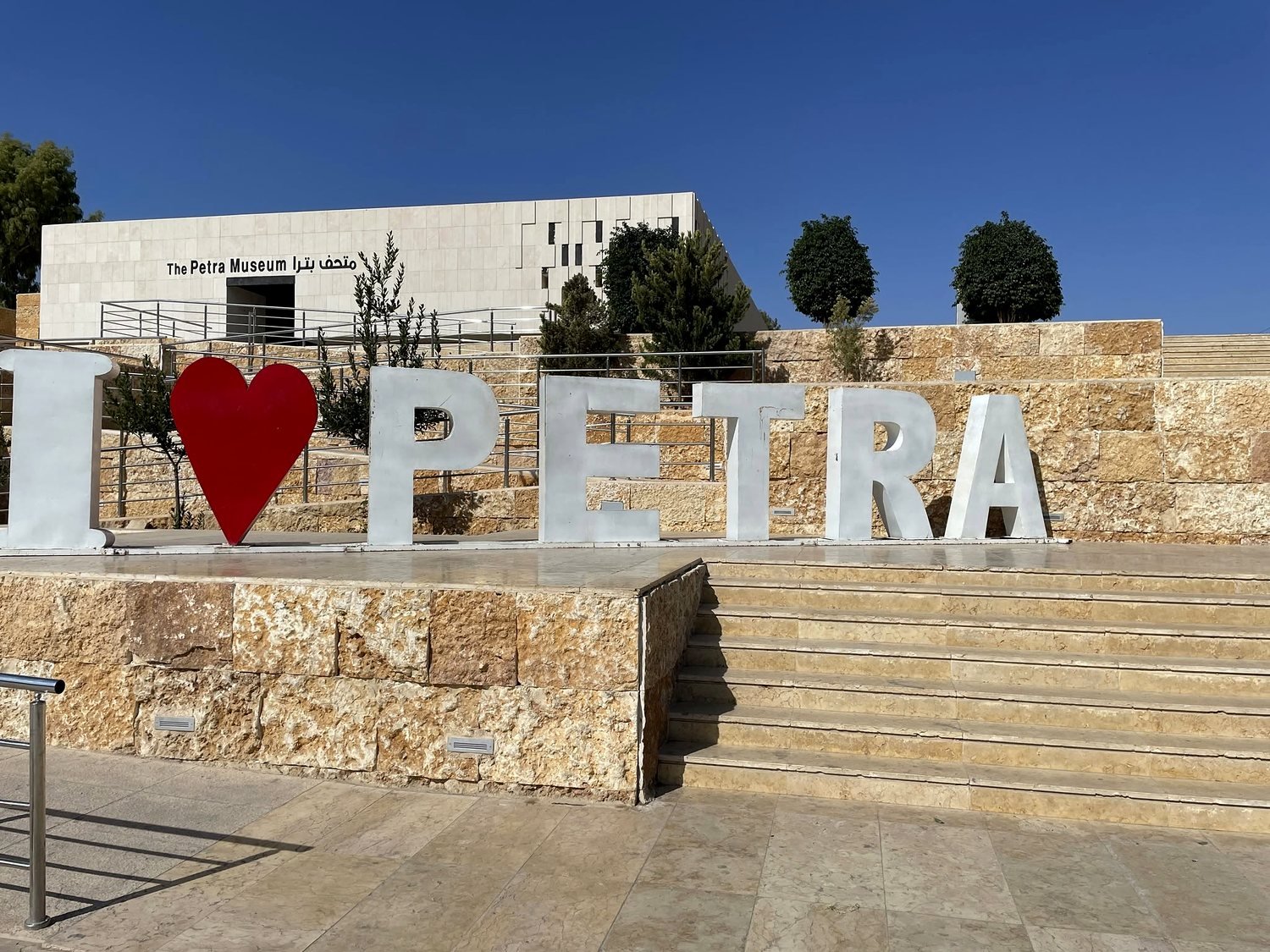 Letreiro I Love Petra em frente ao Museu de Petra, em Wadi Musa