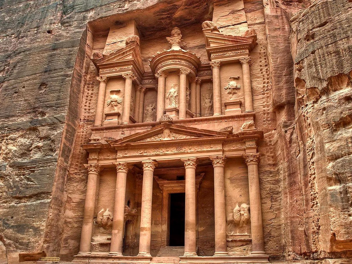 Fachada do Tesouro (Al-Khazneh) esculpida na rocha em Petra, Jordânia
