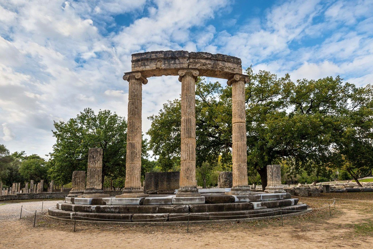 Colunas j&ocirc;nicas do Philippeion, constru&ccedil;&atilde;o circular no santu&aacute;rio de Ol&iacute;mpia