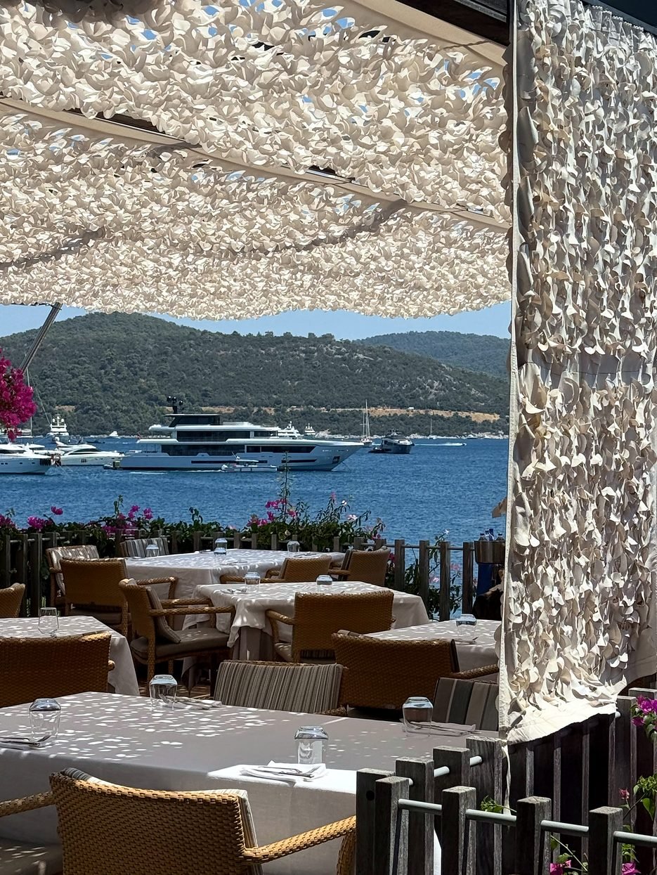 Restaurante à beira-mar com vista para iates na península de Bodrum