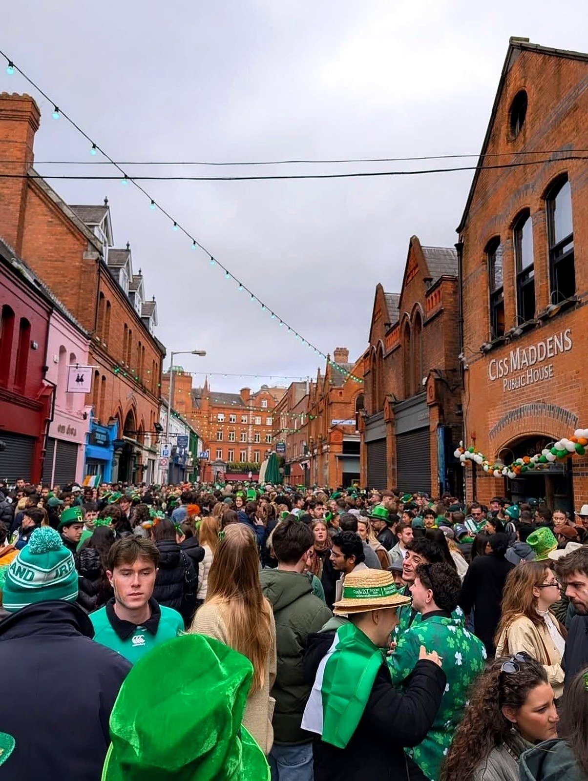 Multidão vestida de verde no St. Patrick's Day em Dublin