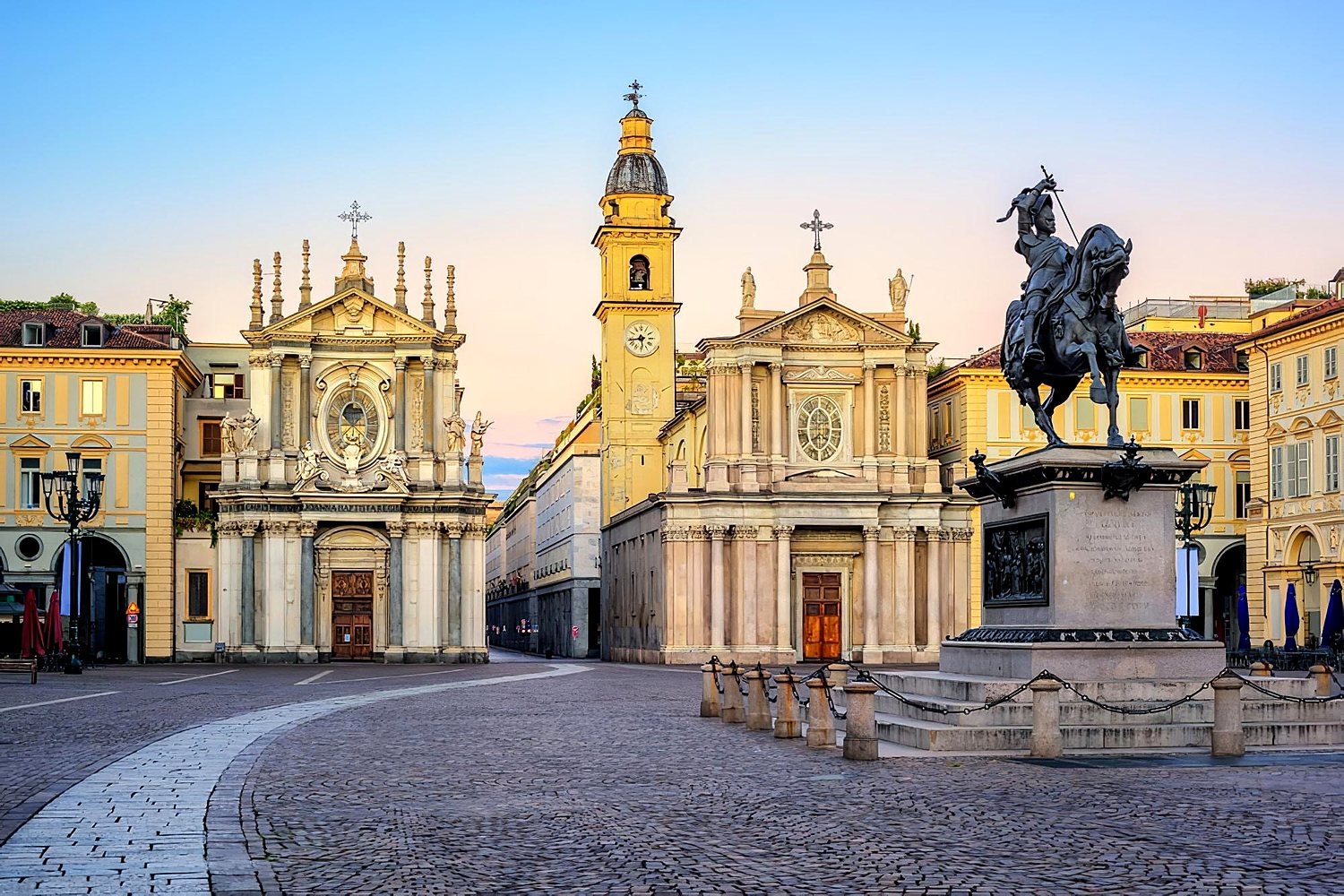 Igrejas g&ecirc;meas de Santa Cristina e San Carlo e a est&aacute;tua equestre de Emanuele Filiberto na Piazza San Carlo, em Turim