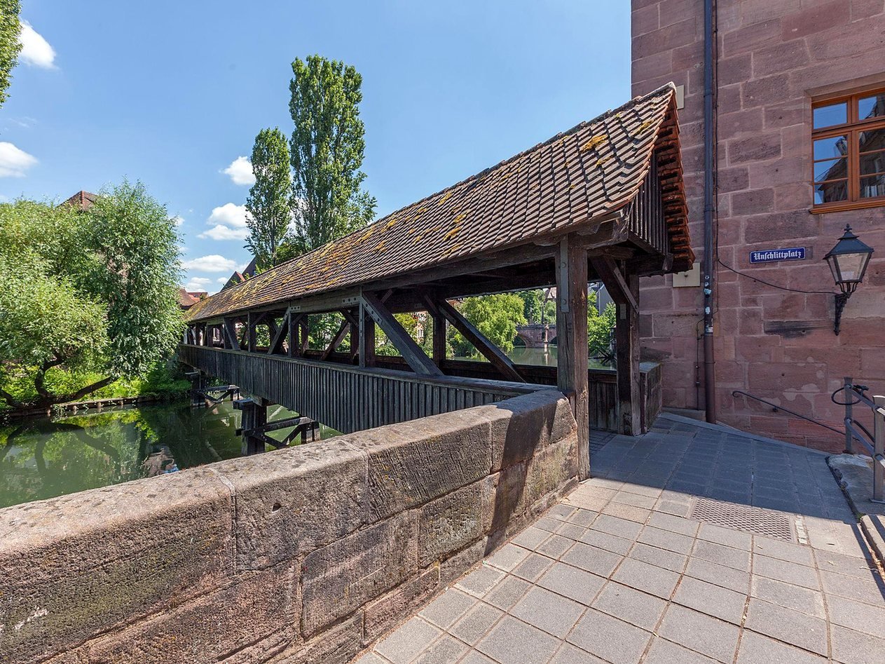 Ponte de madeira coberta Henkersteg junto à praça Unschlittplatz, em Nuremberg