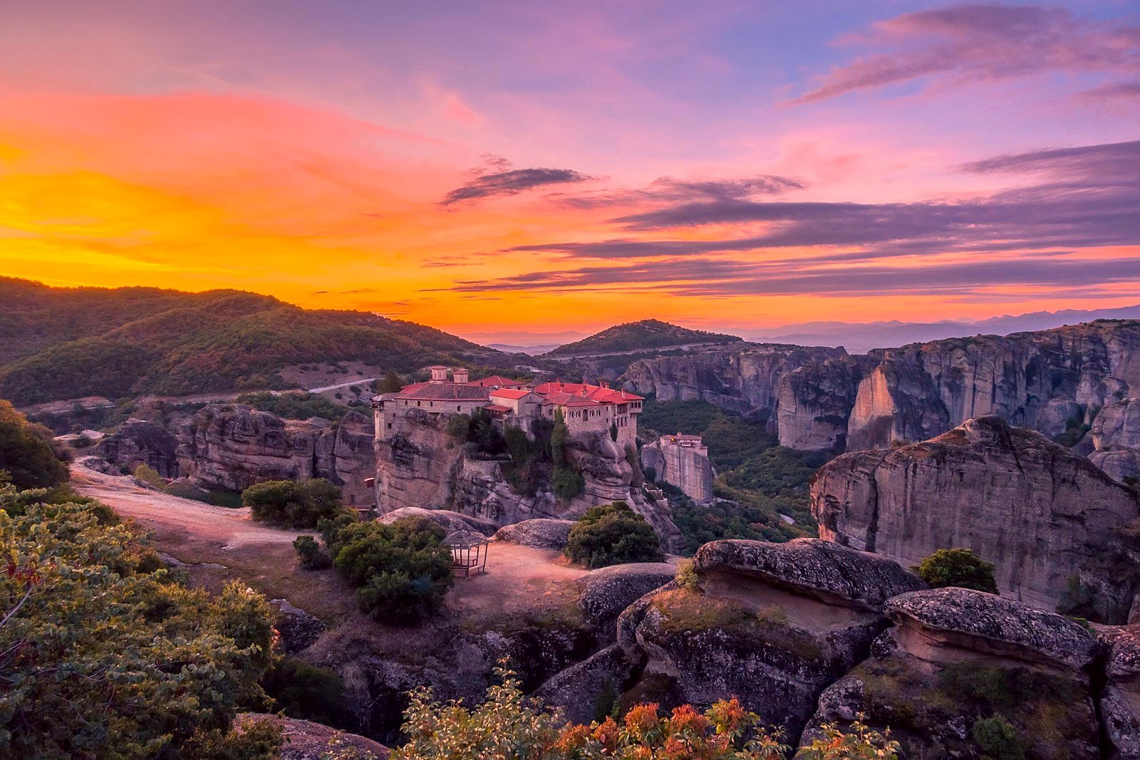Pôr do sol sobre o Mosteiro de Varlaam e as rochas de Meteora, na Grécia