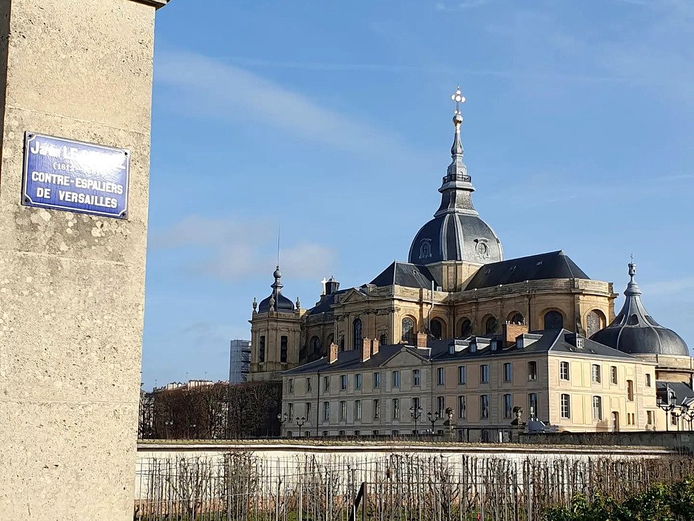 Potager du Roi com a Catedral de Saint-Louis ao fundo, em Versalhes