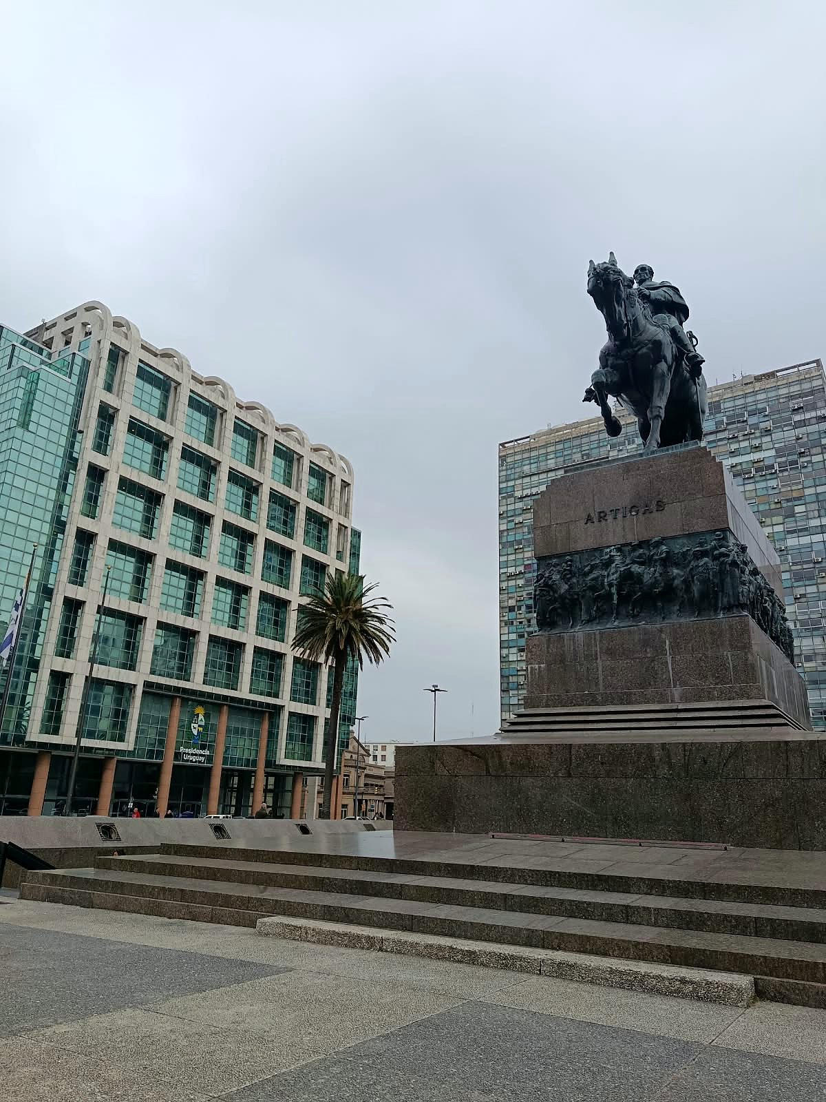 Estátua de Artigas na Plaza Independencia de Montevidéu, com a Torre Executiva e o Palácio Salvo