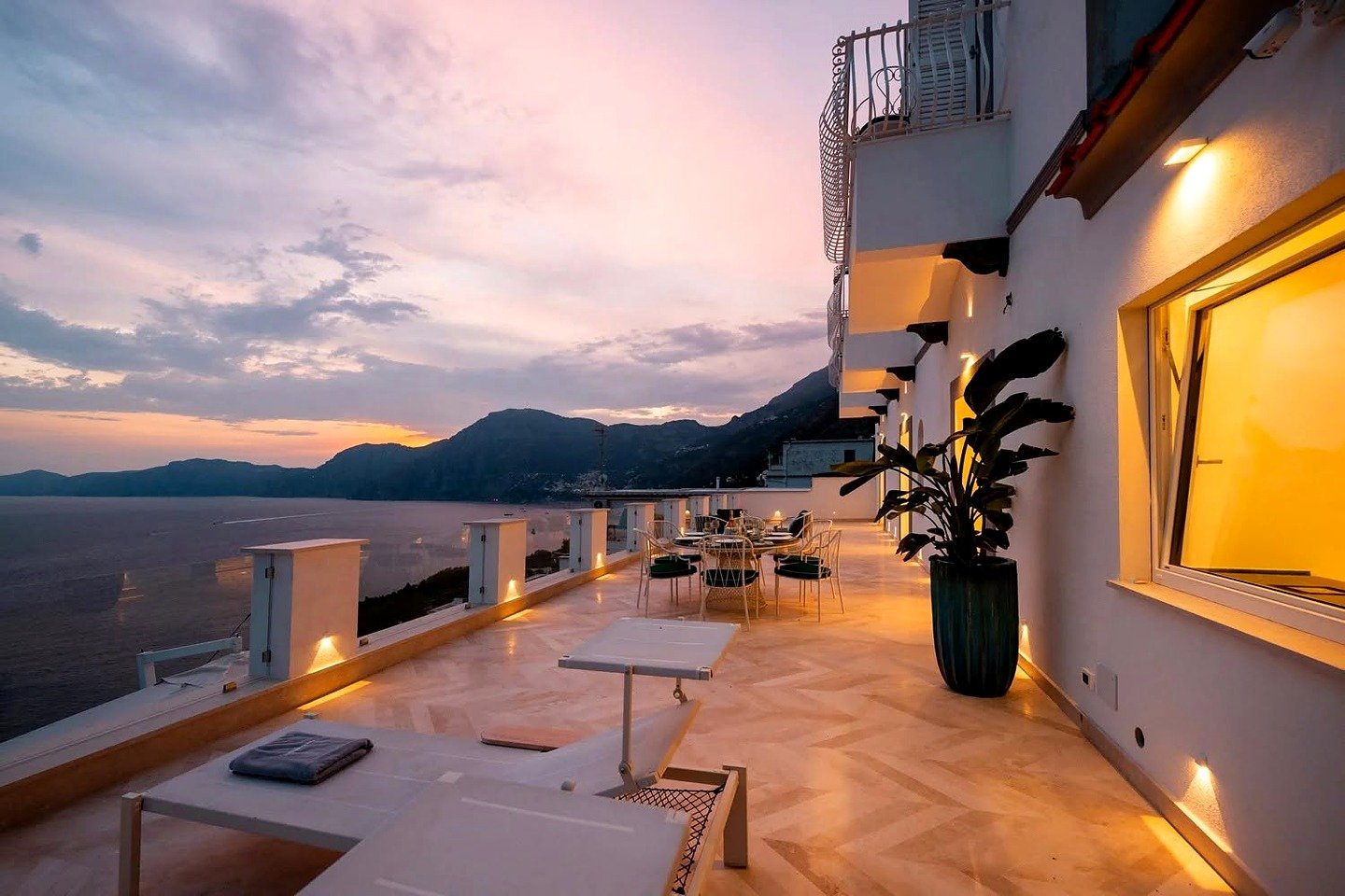 Terraço em Praiano ao pôr do sol com vista para o mar e as montanhas da Costa Amalfitana
