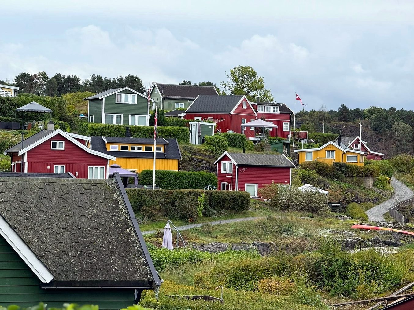 Casinhas de veraneio coloridas nas ilhas do Fiorde de Oslo