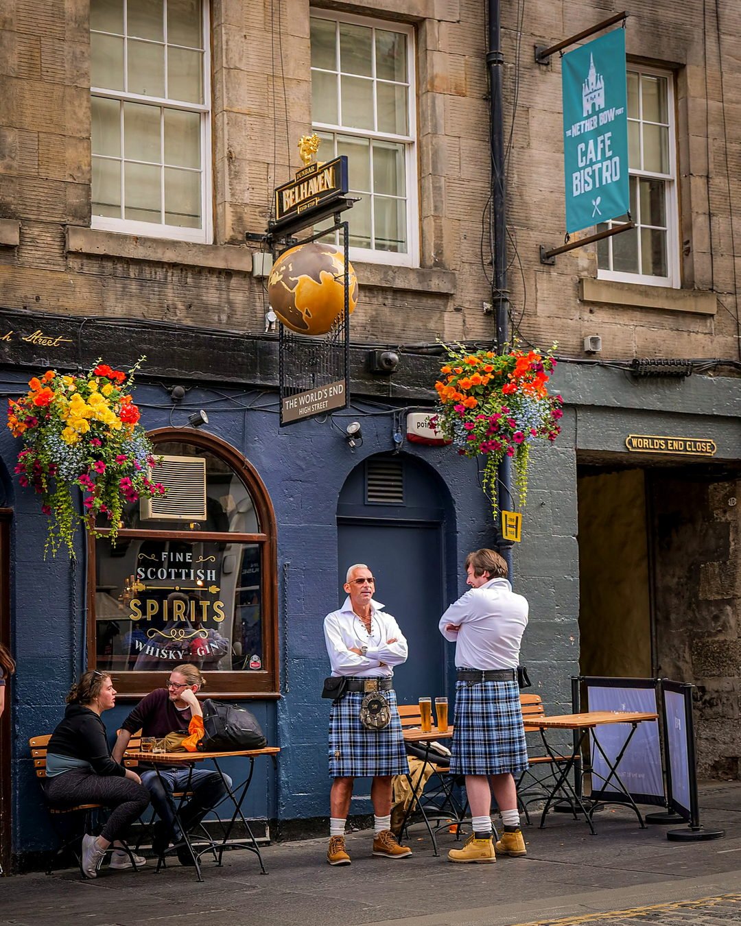 Escoceses de kilt em frente ao pub The World's End na Royal Mile